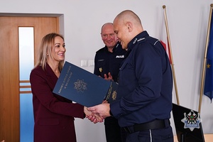 Na zdjęciu policjanci oraz zaproszeni goście podczas odprawy służbowej w KMP Wałbrzych.