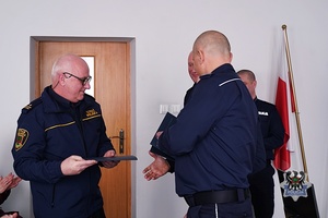 Na zdjęciu policjanci oraz zaproszeni goście podczas odprawy służbowej w KMP Wałbrzych.