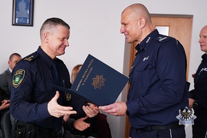 Na zdjęciu policjanci oraz zaproszeni goście podczas odprawy służbowej w KMP Wałbrzych.