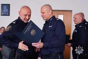 Na zdjęciu policjanci oraz zaproszeni goście podczas odprawy służbowej w KMP Wałbrzych.