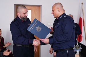 Na zdjęciu policjanci oraz zaproszeni goście podczas odprawy służbowej w KMP Wałbrzych.