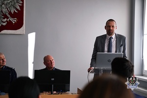 Na zdjęciu policjanci oraz zaproszeni goście podczas odprawy służbowej w KMP Wałbrzych.