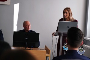 Na zdjęciu policjanci oraz zaproszeni goście podczas odprawy służbowej w KMP Wałbrzych.