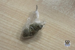 Na zdjęciu zawiniątko z marihuaną.