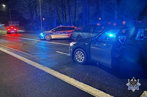 Na zdjeciu radiowozy i kontrolowany samochód.