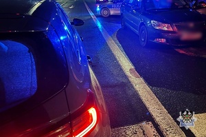 Na zdjeciu radiowozy i kontrolowany samochód.