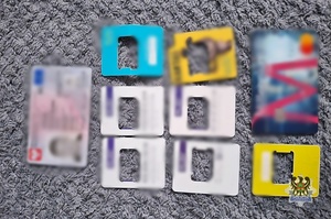 Na zdjeciu zabezpieczony dowód osobisty, karty sim oraz gotówka.