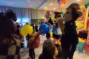 Na zdjęciu wałbrzyskie maskotki oraz przedszkolaki.