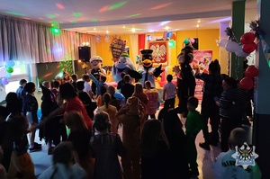 Na zdjęciu wałbrzyskie maskotki oraz przedszkolaki.