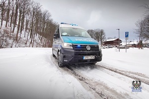 Na zdjeciu policyjny radiowóz.