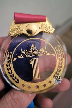 Na zdjęciu pamiątkowy medal.