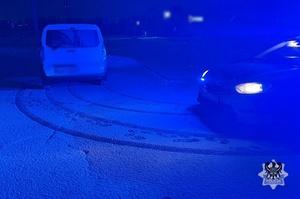 Na zdjęciu policyjny radiowóz oraz kontrolowany samochód.
