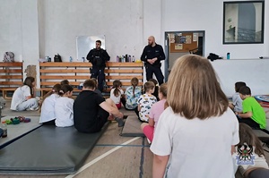 Na zdjęciu policjanci podczas pogadanki z dziećmi.