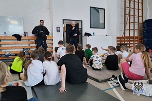 Na zdjęciu policjanci podczas pogadanki z dziećmi.