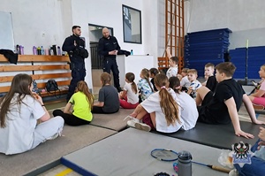 Na zdjęciu policjanci podczas pogadanki z dziećmi.