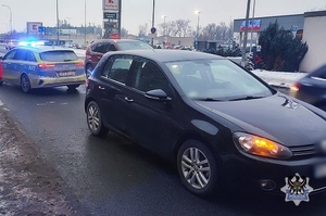 Na zdjeciu radiowóz oraz uszkodzony w wyniku kolizji drogowej samochód.