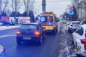 Na zdjeciu radiowóz oraz uszkodzony w wyniku kolizji drogowej samochód.