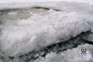 Na zdjęciu zamarznięty zbiornik wodny .