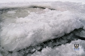 Wałbrzyscy policjanci ostrzegają przed wchodzeniem na zamarznięte zbiorniki wodne