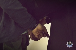 Na zdjeciu kajdanki na ręce przykładowego zatrzymanego mężczyzny.