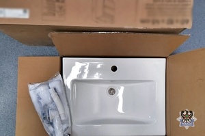 Policjanci kryminalni drugiego komisariatu odzyskali szafkę oraz umywalkę i zatrzymali w pasera