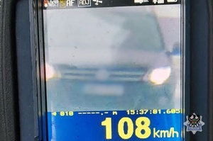 Screen z zarejestrowaną prędkością 108 km/h.