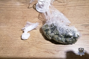 Na zdjęciu narkotyki w postaci klefedronu i marihuany.