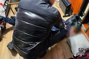 Na zdjęciu uszkodzenia pojazdu.