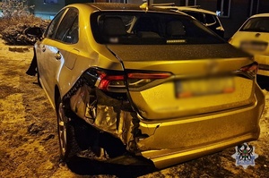 Na zdjęciu uszkodzenia pojazdu.