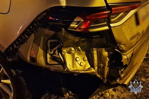 Na zdjęciu uszkodzenia pojazdu.