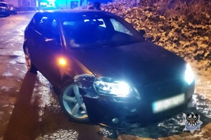 Na zdjęciu uszkodzenia pojazdu.