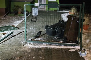 Na zdjęciu uszkodzenia pojazdu.