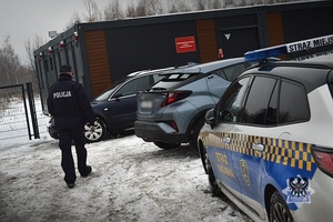 Na zdjęciu policjant w rejonie wałbrzyskiej ogrzewalni.