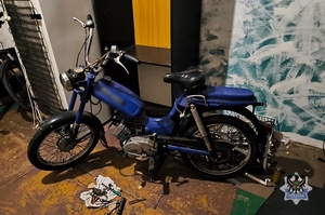 Na zdjęciu odzyskany motorower.