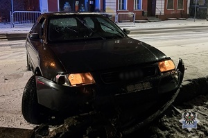 Na zdjęciu uszkodzony w wyniku kolizji drogowej samochód.
