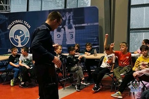 Na zdjęciu policjant podczas pogadanki z uczestnikami spotkania.