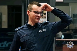 Na zdjęciu policjant podczas pogadanki z uczestnikami spotkania.