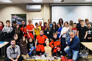 Na zdjęciu policjant podczas pogadanki z uczestnikami spotkania.