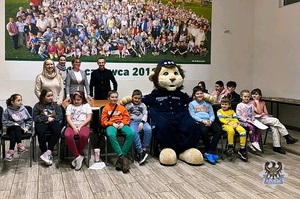 Na zdjęciu policjant podczas pogadanki z uczestnikami spotkania.