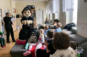 Na zdjęciu policjant podczas pogadanki z uczestnikami spotkania.