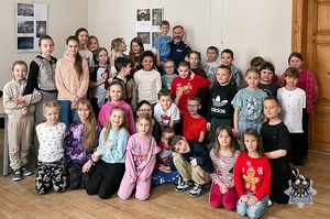 Na zdjęciu policjant w trakcie pogadanki z dziećmi.