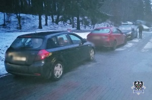 Na zdjęciu kontrolowany samochód oraz nieznakowany radiowóz.