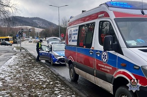 Skręcając samochodem osobowym w prawo nie zauważył pieszej będącej na przejściu dla pieszych