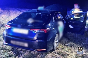 Na zdjęciu uszkodzony w wyniku wypadku samochód.