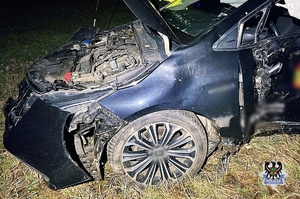 Na zdjęciu uszkodzony w wyniku wypadku samochód.