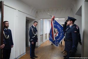 Na zdjęciu policjanci oraz pracownicy podczas uroczystości.