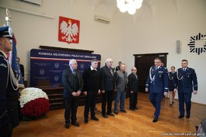 Na zdjęciu policjanci oraz pracownicy podczas uroczystości.