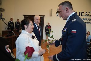 Na zdjęciu policjanci oraz pracownicy podczas uroczystości.