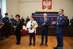 Na zdjęciu policjanci oraz pracownicy podczas uroczystości.