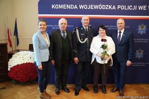 Dwoje pracowników wałbrzyskiej komendy uhonorowanych z okazji Dnia Służby Cywilnej